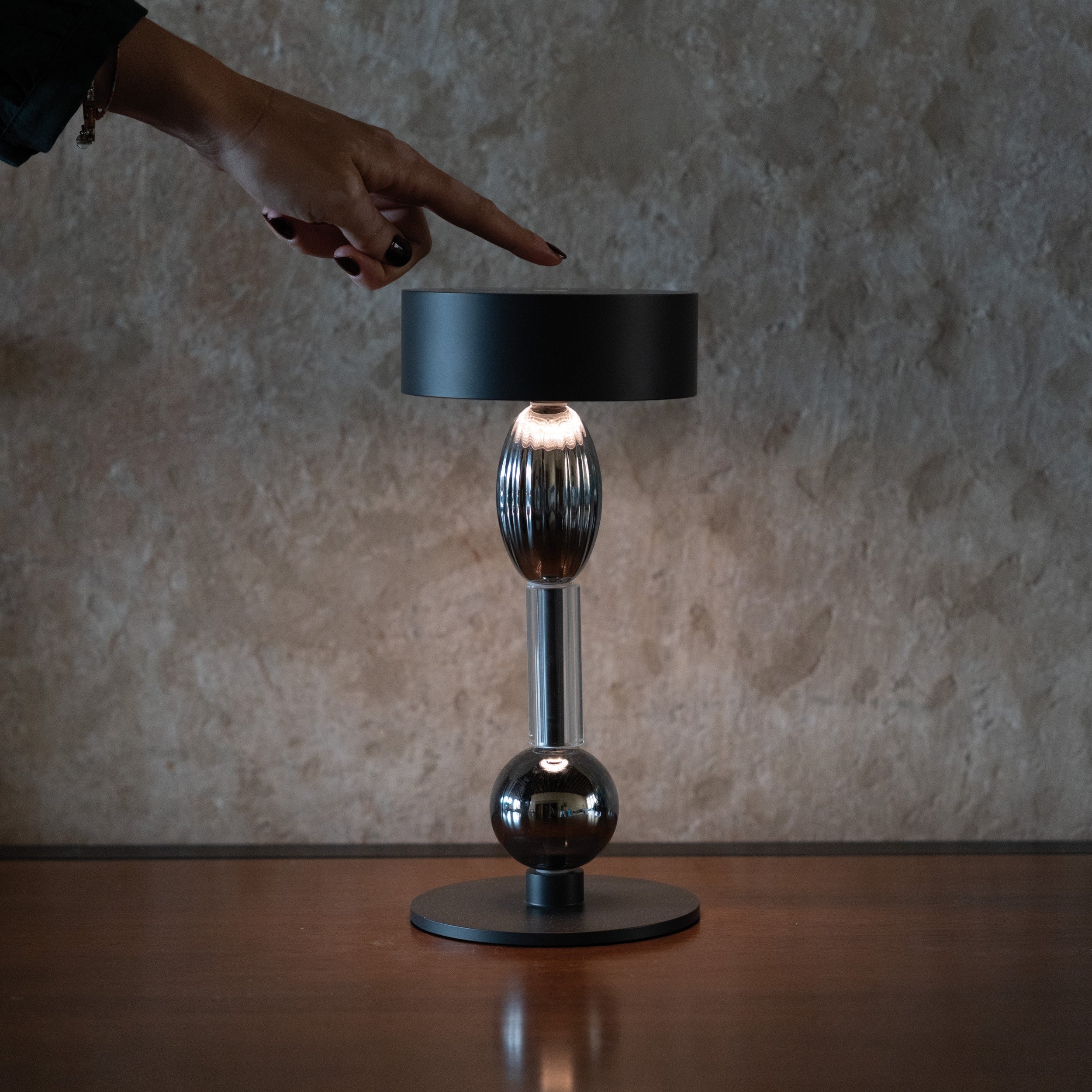 Royal Family Wi-Fi Table Lamp - Image 8